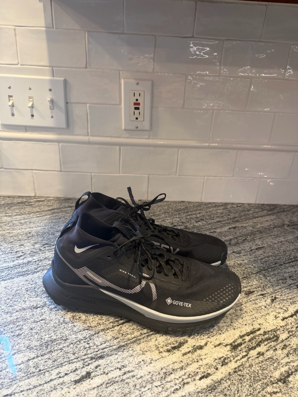 Women’s Nike React Pegasus Trail 4 Gore-Tex DJ7929-001 Size 11/Mens 9.5